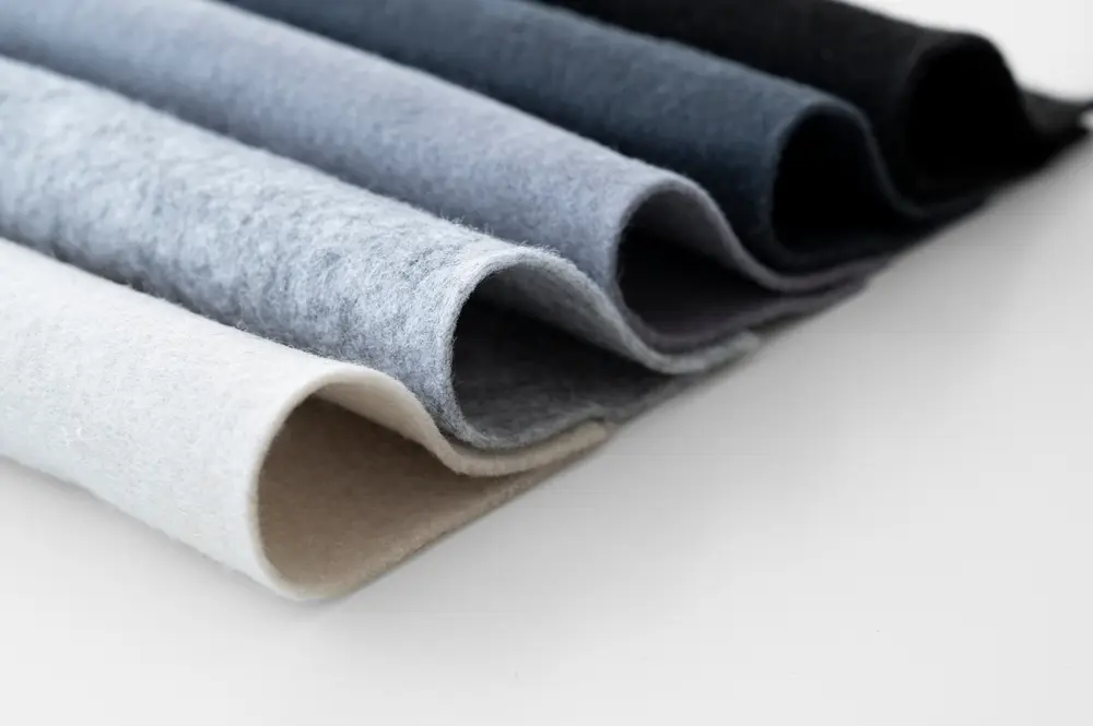 Dùng khăn lau microfiber để làm sạch sàn, giúp hút bụi hiệu quả mà không để lại xơ vải hay gây trầy xước