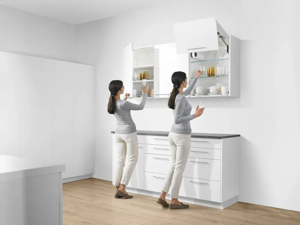 Cánh tủ mở ngang dễ gây vướng và va chạm trong không gian bếp nhỏ