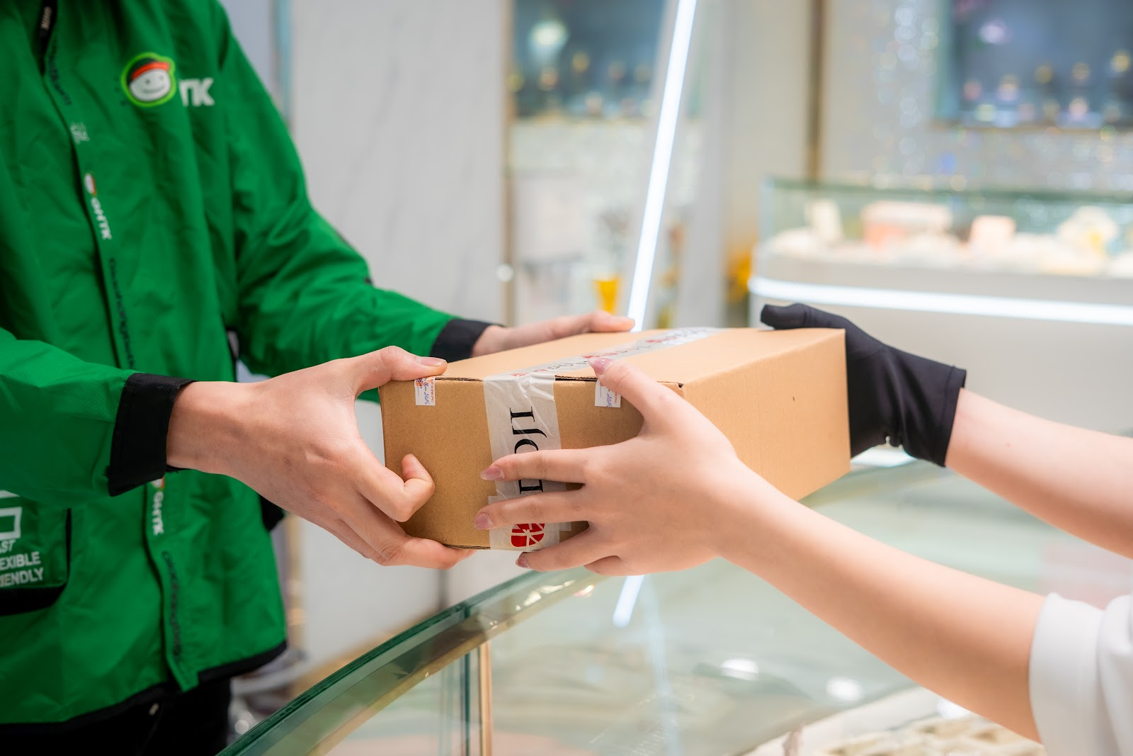 Cá nhân hóa và chủ động xác nhận thông tin giao hàng sau khi đặt hàng giúp khách hàng cảm thấy được chăm sóc chu đáo và tạo ấn tượng tích cực về thương hiệu.