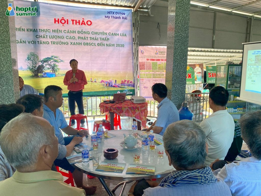 Kỹ sư Nguyễn Ngọc Chiểu – Giám đốc phòng Nghiên cứu & Phát triển sản phẩm trình bày báo cáo kết quả cuối vụ tại HTX Mỹ Thành Bắc – huyện Cai Lậy, tỉnh Tiền Giang